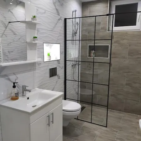 Airport Apartment *